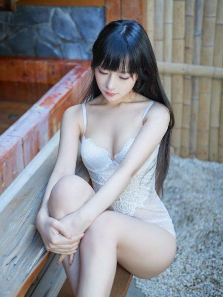 Shika小鹿鹿唯美泳装COS：温泉池畔优雅与性感的完美平衡