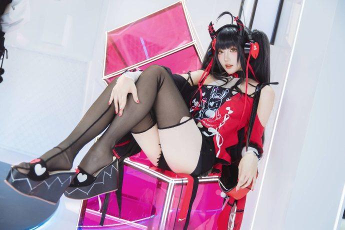 交错战线瓜希酱COS：演绎红黑魅影旋律的坚定与柔情