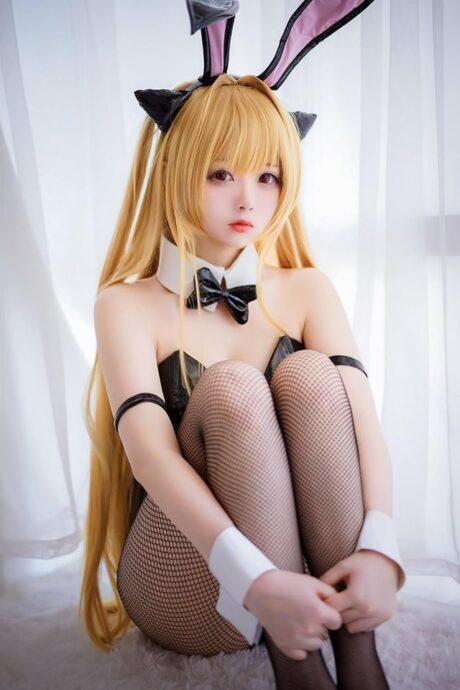 冷傲与性感的绝妙碰撞：嶋葵完美cos兔女郎版的金色暗影