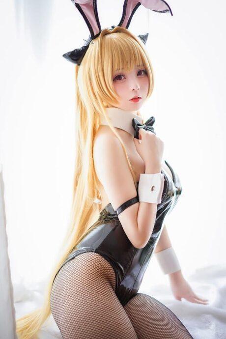 冷傲与性感的绝妙碰撞：嶋葵完美cos兔女郎版的金色暗影