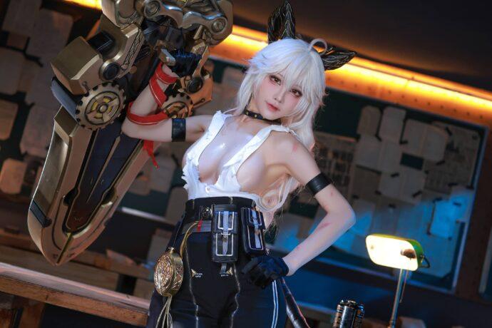 水淼aqua赞妮COS：惊艳还原鸣潮银行守护者的性感与力量