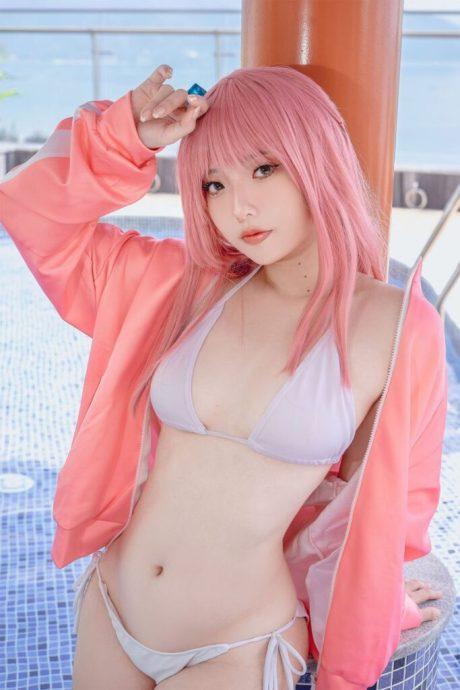 泳装后藤独COS：Messie Huang突破常规带来别样夏日魅力