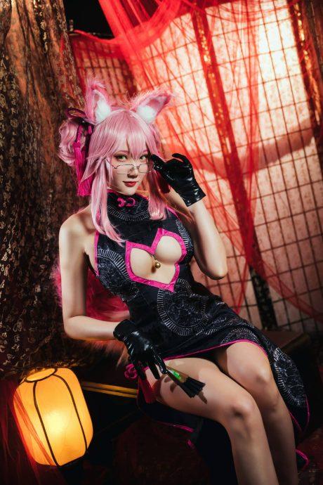 瓜希酱高扬斯卡娅COS：性感妖姬与狡黠女神的完美碰撞