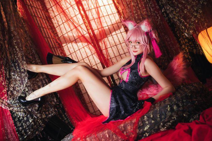 瓜希酱高扬斯卡娅COS：性感妖姬与狡黠女神的完美碰撞