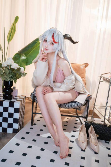 碧蓝航线rioko凉凉子COS：展现居家埃吉尔的慵懒御姐范