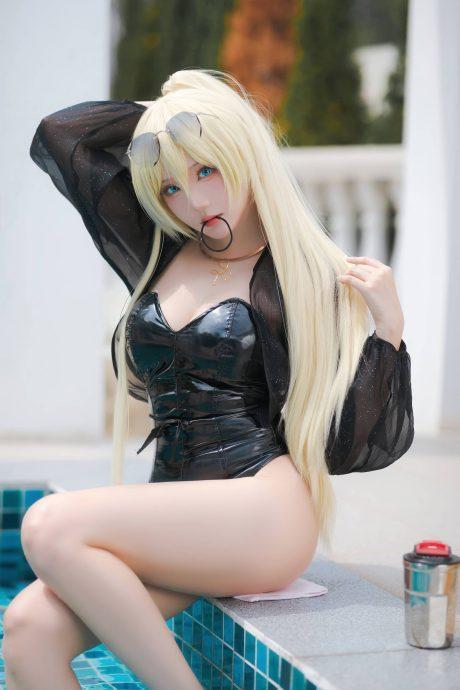 碧蓝航线俾斯麦COS：瓜希酱泳装演绎铁血女王的性感魅力