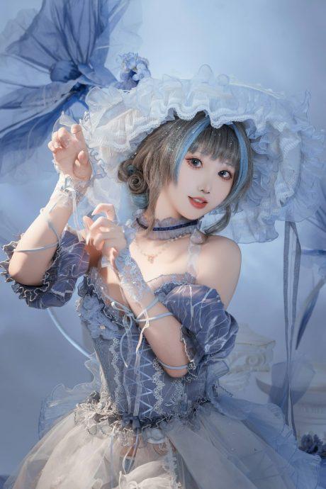 碧蓝航线面饼仙儿COS：完美还原礼服柴郡的皇家舰娘魅力