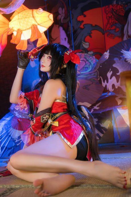 红黑交织的戏剧人生：瓜希酱cos假面愚者花火的神秘面纱