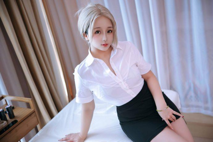 职场风与神秘气场并存：日奈娇演绎原创COS“52号技师”