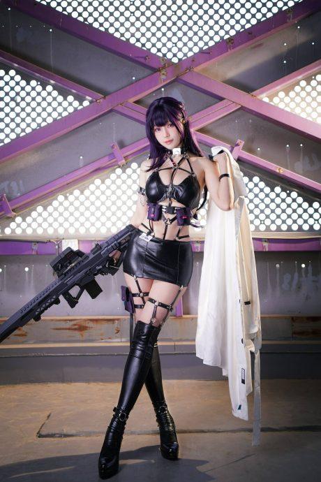 胜利女神ElyEE子COS：展现甜心疯子米哈拉的杀意与诱惑