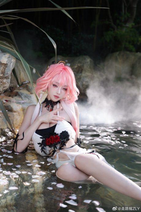 走路摇ZLY鸣潮COS：完美诠释长离的温柔美丽与极致魅惑