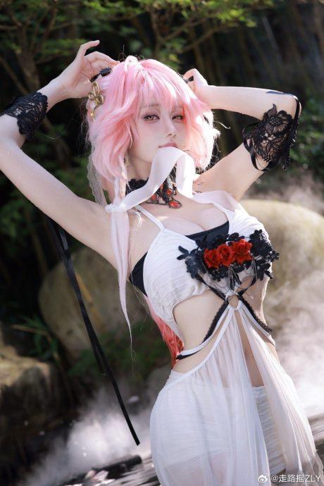 走路摇ZLY鸣潮COS：完美诠释长离的温柔美丽与极致魅惑