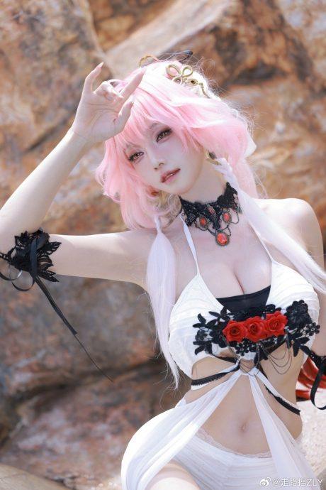 走路摇ZLY鸣潮COS：完美诠释长离的温柔美丽与极致魅惑