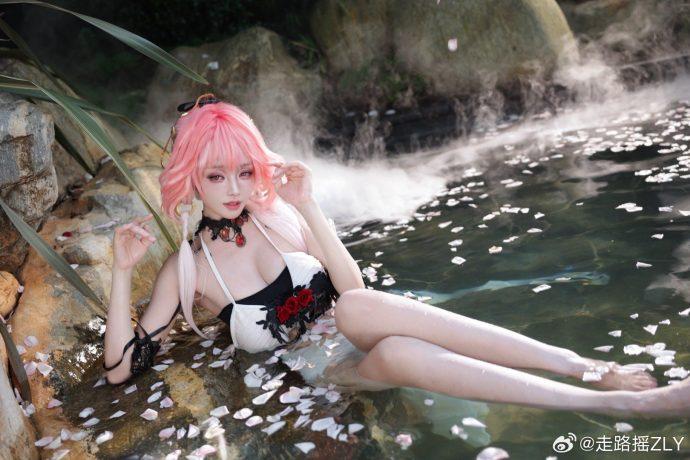 走路摇ZLY鸣潮COS：完美诠释长离的温柔美丽与极致魅惑