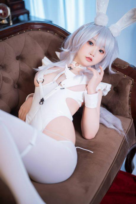 面饼仙儿cos兔女郎恶毒：带你走进《碧蓝航线》的奇幻世界