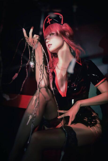 ElyEE子玛奇玛COS：演绎黑护士装支配恶魔的暴击级性感