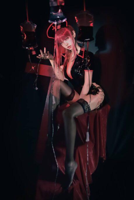 ElyEE子玛奇玛COS：演绎黑护士装支配恶魔的暴击级性感