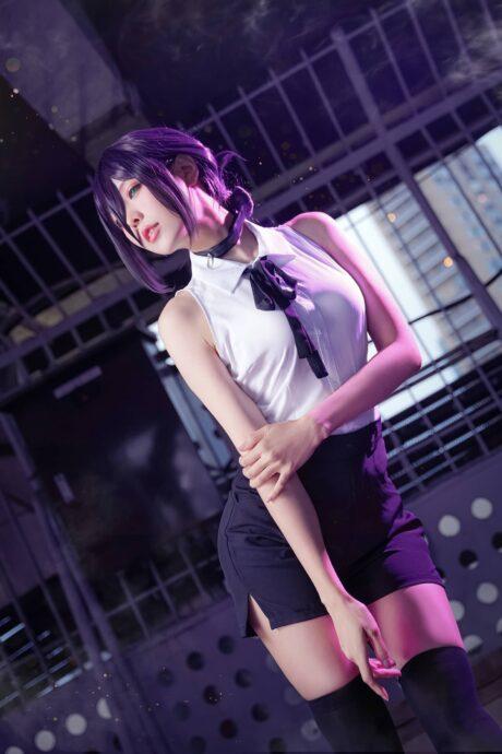 从咖啡店到炸弹魔人：ElyEE子cos蕾塞的冷酷与致命诱惑