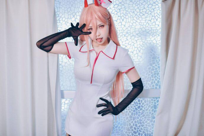 从血之恶魔到护士小姐姐：ElyEE子cos帕瓦的狂野与诱惑