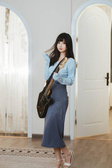 吉他妹妹COS再升级，rioko凉凉子弹奏出清新与性感的和弦