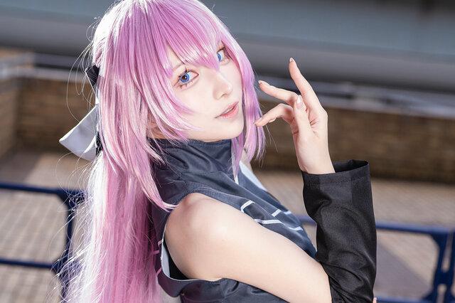 天川清香巡音流歌COS：再现优雅性感与知性的虚拟歌姬