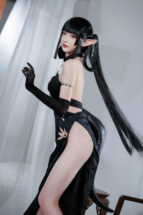 小南宫旗袍版森蚺COS：演绎明日方舟蛇女神的性感与霸气