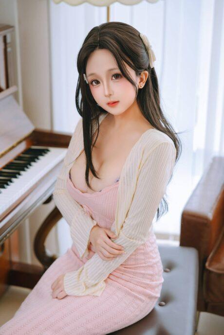 日奈娇cos带你进入钢琴世界：原创心动老师诠释艺术与温柔