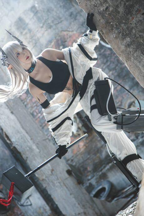 明日方舟小南宫COS：完美诠释战地英雄泥岩的力量与温柔