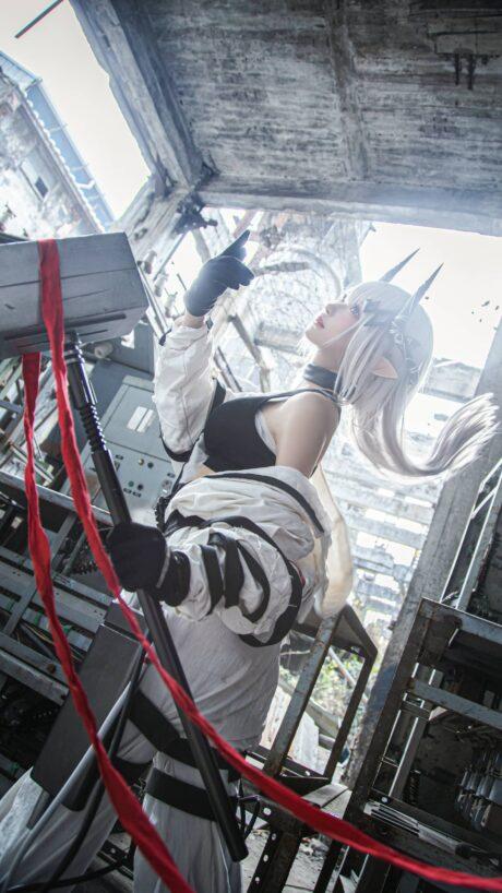 明日方舟小南宫COS：完美诠释战地英雄泥岩的力量与温柔