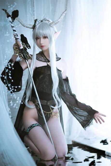 明日方舟小南宫COS：演绎泳装闪灵的魅惑治愈与神秘魅力