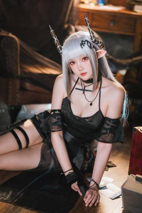 明日方舟瓜希酱COS：演绎音律联觉版泥岩的优雅与坚韧