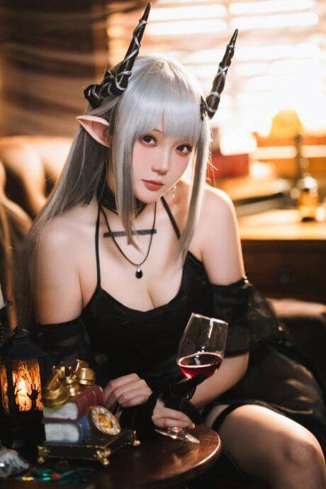 明日方舟瓜希酱COS：演绎音律联觉版泥岩的优雅与坚韧