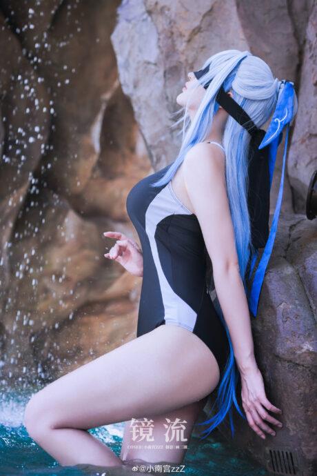 星穹铁道·小南宫COS：镜流冰蓝长发+竞技泳衣飒爽封神