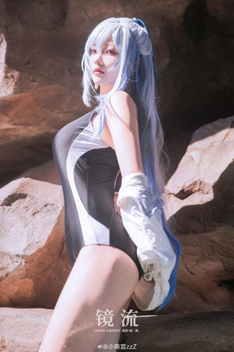 星穹铁道·小南宫COS：镜流冰蓝长发+竞技泳衣飒爽封神