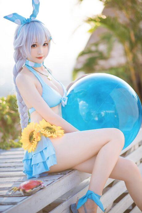 泳池边的女武神：小南宫cos琪亚娜·卡斯兰娜的青春与魅力