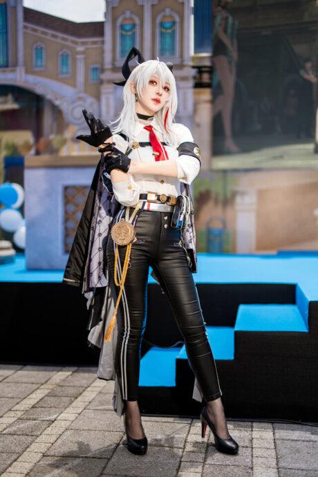 玄子Genko鸣潮·赞妮COS：性感紧致的正义执行官惊艳台北！