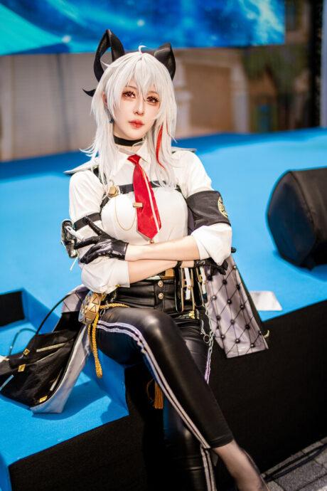 玄子Genko鸣潮·赞妮COS：性感紧致的正义执行官惊艳台北！