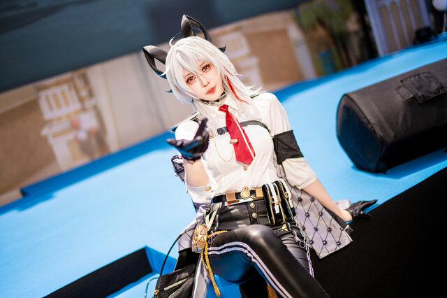 玄子Genko鸣潮·赞妮COS：性感紧致的正义执行官惊艳台北！