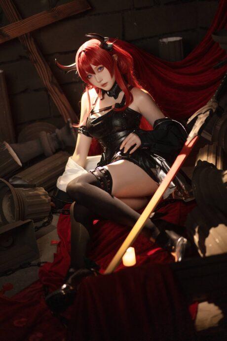 红与黑的激情碰撞：瓜希酱cos史尔特尔的绝美与战斗魅力