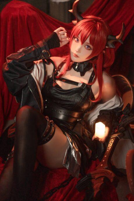 红与黑的激情碰撞：瓜希酱cos史尔特尔的绝美与战斗魅力