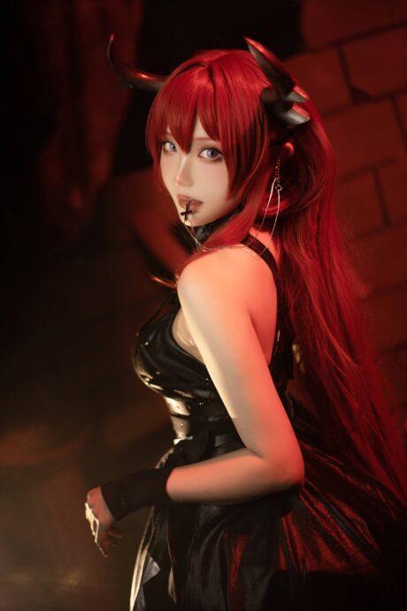 红与黑的激情碰撞：瓜希酱cos史尔特尔的绝美与战斗魅力