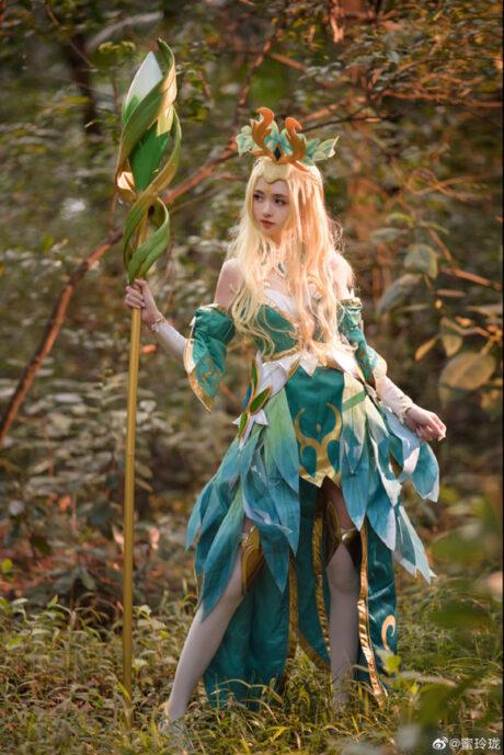 蜜玲珑王昭君COS：演绎王者荣耀精灵公主的高贵与灵动