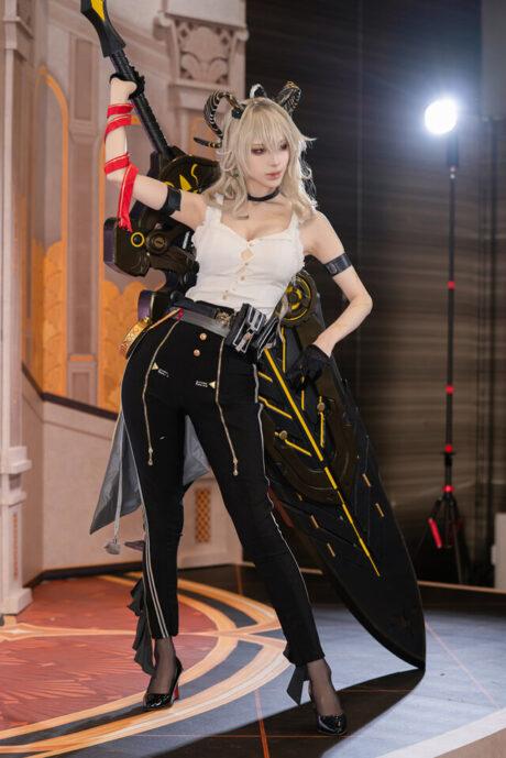 Acho鸣潮·赞妮COS：完美诠释职场女强人的漂亮性感魅力