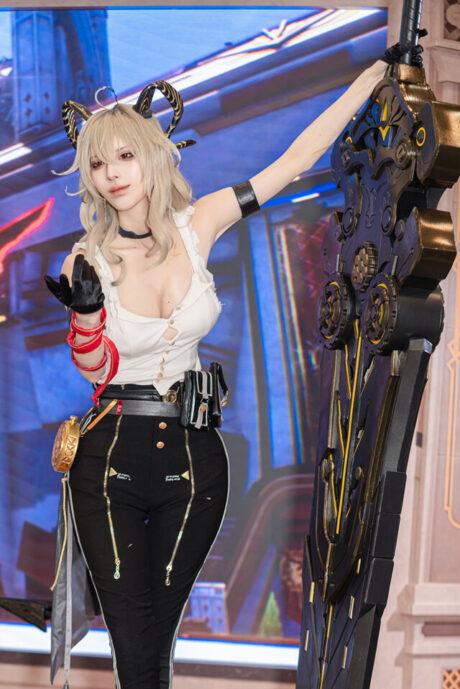 Acho鸣潮·赞妮COS：完美诠释职场女强人的漂亮性感魅力