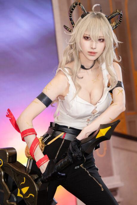 Acho鸣潮·赞妮COS：完美诠释职场女强人的漂亮性感魅力