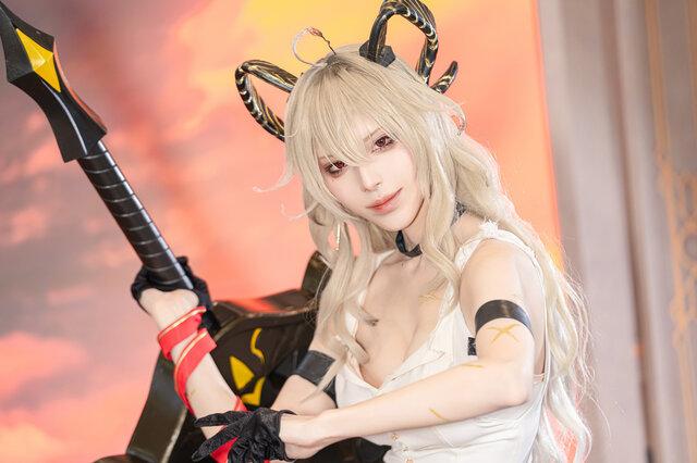 Acho鸣潮·赞妮COS：完美诠释职场女强人的漂亮性感魅力