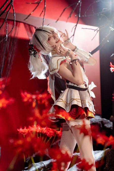 MomiShimoji鸣潮·椿COS：红花映衬下的狂野美学惊艳全场！