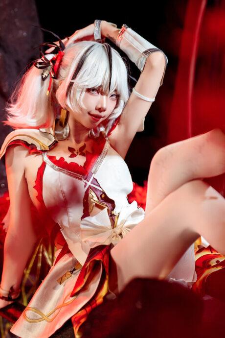 MomiShimoji鸣潮·椿COS：红花映衬下的狂野美学惊艳全场！