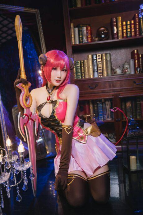 公主连结！瓜希酱COS：演绎性感教师支仓伊绪的魅惑魅力