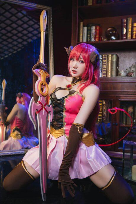 公主连结！瓜希酱COS：演绎性感教师支仓伊绪的魅惑魅力